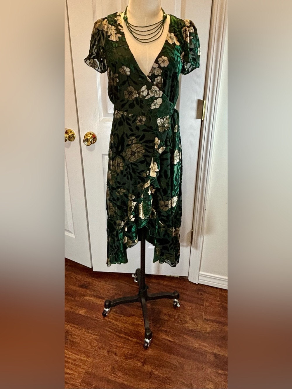 Lulus NWT Women’s Emerald Green Floral Velvet Burnout Wrap Midi Size XS or M